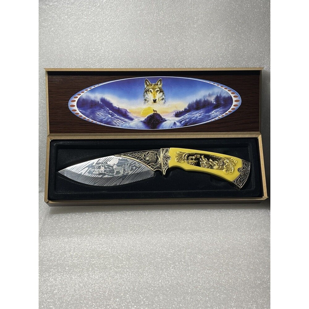 10" Timber Wolf Gift Knife With Wood Display Box